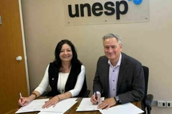 Michael Pippenger signs an MOU with UNESP.
